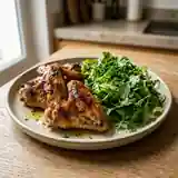 Ailerons de Volaille Grillés et Salade Fraîche aux Herbes Aromatiques