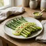 Asperges vertes croquantes à la sauce épicée onctueuse à l'avocat