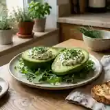 Avocats en coque garnis au carré frais et fines herbes