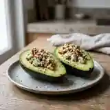 Avocats farcis au fromage bleu et noix croquantes : recette gourmande et saine