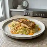 Bar rôti sur fondue de poireaux et sauce épicée maison