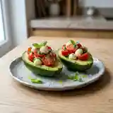 Billes de tomate et mozzarella en coque d'avocat : apéritif frais et gourmand