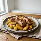 Boudin blanc aux pommes caramélisées et raisins dorés : recette gourmande et facile