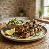 Brochettes d'agneau marinées à la menthe fraîche, grillées à la perfection