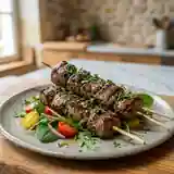 Brochettes de veau marinées aux herbes fraîches, grillées à la perfection