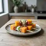 Brochettes gourmandes de jambon cru et melon au Carré Frais 0 %