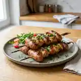 Brochettes mixtes chipolatas et poulet mariné grillées à la perfection