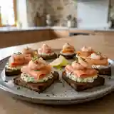 Canapés de seigle au saumon et crevettes