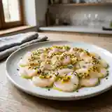 Carpaccio de Saint-Jacques aux fruits de la passion, fraîcheur et élégance en entrée