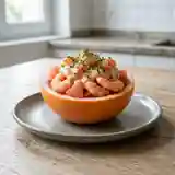 Cocktail de crevettes frais en coque de pamplemousse