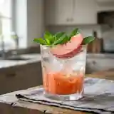 Cocktail rafraîchissant à la pêche rosée