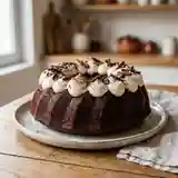 Couronne moelleuse au chocolat noir accompagnée de sa chantilly légère