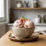 Crème glacée onctueuse à la rhubarbe acidulée