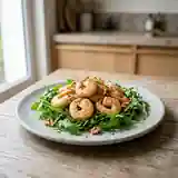 Crevettes roses sautées à l'huile de noix et roquette fraîche