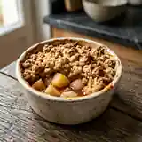 Crumble gourmand aux poires et litchis parfumé au cognac