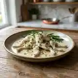 Cuisses de grenouilles pochées à la sauce onctueuse au vin blanc