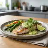 Daurade au four accompagnée d'une onctueuse sauce avocat