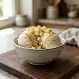 Délicieuse crème glacée maison aux poires fondantes