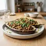 Délicieuses Aubergines Fondantes aux Raisins Secs et Pignons Grillés