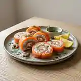 Délicieuses roulades de saumon fumé au carré frais et crevettes grises