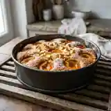 Délicieux gâteau moelleux aux pommes et abricots frais
