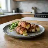 Délicieux petits chèvres grillés au lard croustillant