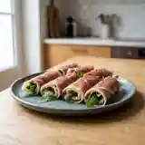 Délicieux rouleaux de prosciutto au carré frais et roquette