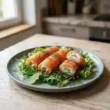 Délicieux rouleaux de saumon fumé sur lit de salade fraîche