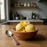 Dessert glacé exotique à la banane et mangue