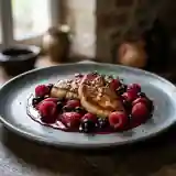 Escalopes de foie gras poêlées aux fruits rouges frais et sauce gourmande