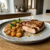 Escalopes de porc dorées et compote de fruits ensoleillée