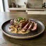 Faux-filet grillé et sauce crémeuse aux cèpes