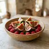 Figues fraîches sur lit de framboises : dessert fruité et gourmand