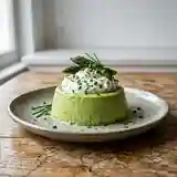 Flan d'asperges vertes onctueux accompagné de sa crème fouettée à la ciboulette