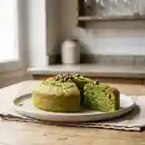 Gâteau moelleux vert à la pistache et au thé matcha