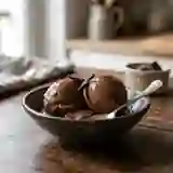 Glace au chocolat noir intense et soyeuse