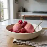 Glace légère aux framboises maison, recette facile et gourmande