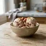 Glace maison à la rhubarbe et à la cannelle : douceur acidulée et parfumée