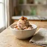 Glace maison à la rhubarbe et cannelle, douceur acidulée et épicée