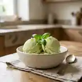 Glace maison au basilic frais : recette gourmande et rafraîchissante