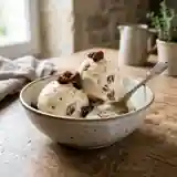 Glace maison au rhum et raisins macérés