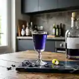 Liqueur Bleue à la Violette Maison : Recette Facile et Raffinée