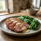 Magret de Canard à la Crème d'Ail et Roulés de Haricots Verts