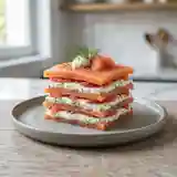 Mille-feuille gourmand de saumon fumé, carré frais et pamplemousse
