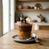 Mousse au chocolat onctueuse sur compotée de poires fondante