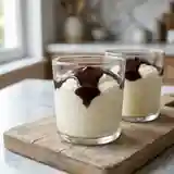 Mousse onctueuse au chocolat blanc nappée d'une sauce chocolat amer intense