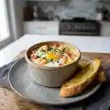 Œufs cocotte à la tomate et crevettes : recette facile et savoureuse