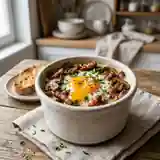 Oeufs cocotte aux champignons et lardons : recette gourmande et facile