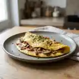 Omelette gourmande aux lardons et champignons frais