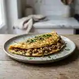 Omelette savoureuse à la viande hachée et au soja